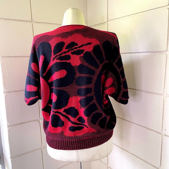 Vintage 80s Black and Red Mod Look Floral Sweater Dolman Short Sleeves Size M L - Picture 3 of 10